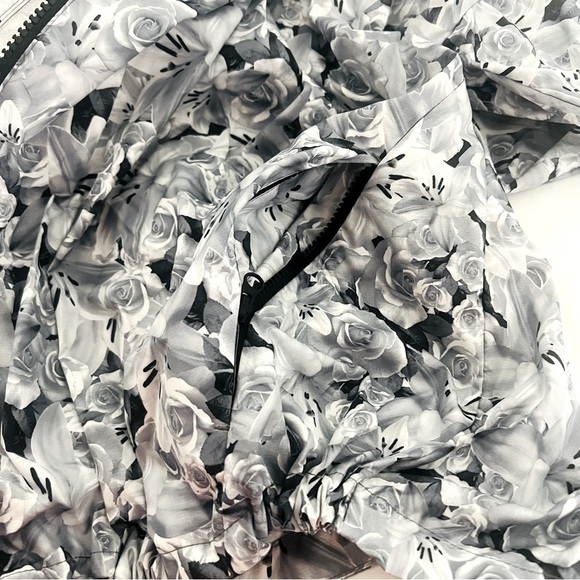 Nike Women’s Oversized Medium Floral Black and White Windbreaker Running Jacket - Picture 11 of 13